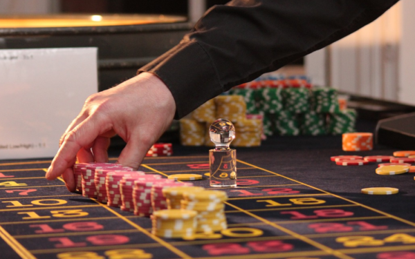 What Tactics Do Online Casinos Use to Attract New Players?
